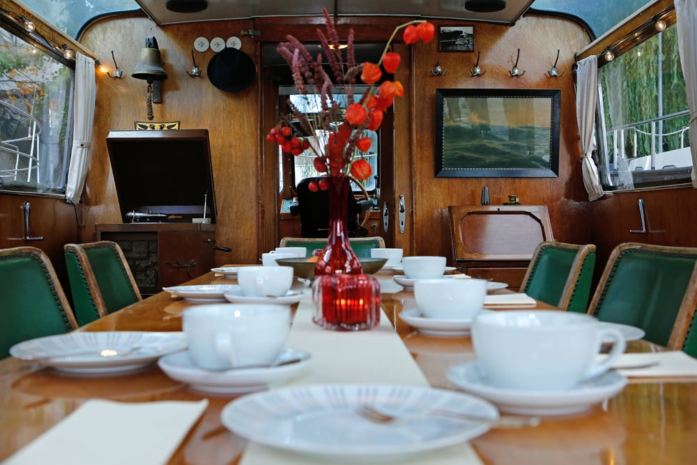 stilvolle Ausfahrt auf historischer Dinneryacht