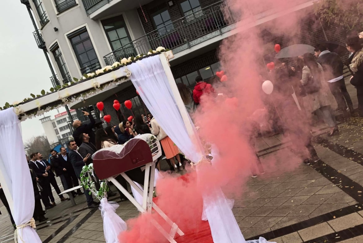 Hochzeitstauben und Saal Dekoration