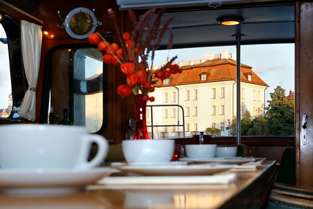 stilvolle Ausfahrt auf historischer Dinneryacht