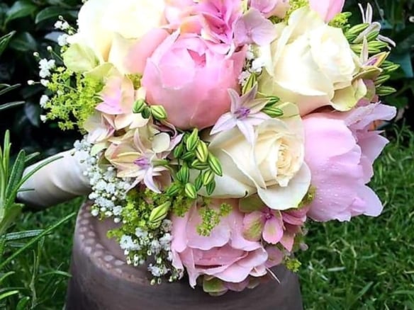 Blumenschmuck für ihre Hochzeit