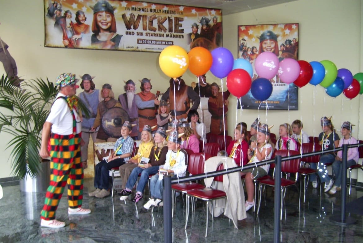 Kinderunterhaltung Ballonkunst Zauberei mit Clownjochen für Groß und Klein