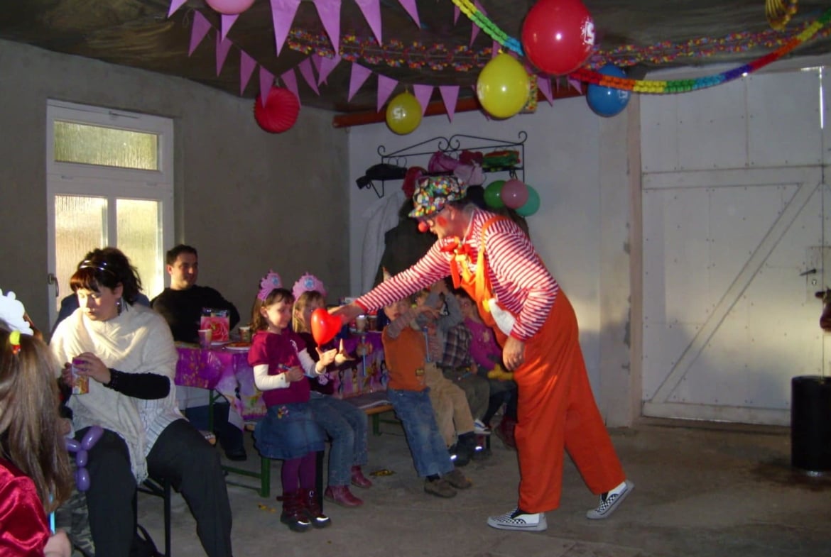 Kinderunterhaltung Ballonkunst Zauberei mit Clownjochen für Groß und Klein