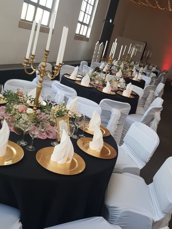 Hochzeit in moderner Eventlocation mit industriellem Charme