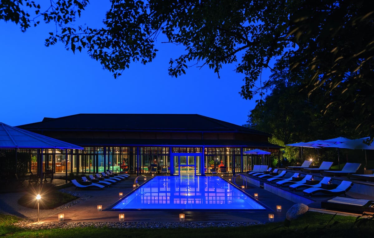 11_Romantische-Stimmung-am-Aussenpool-des-Hotels