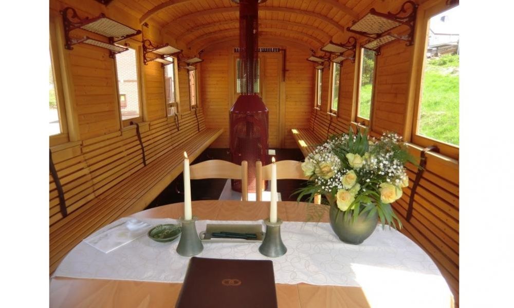 Heiraten im Personenwagen der Rollbockbahn Oberheinsdorf