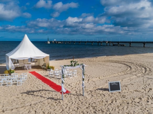 Strand Hochzeiten mit Traumdekorationen in Traumkulisse