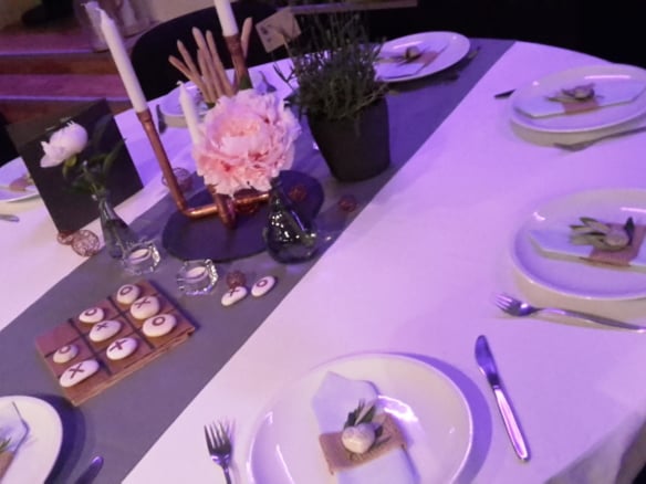 Hochzeit in moderner Eventlocation mit industriellem Charme