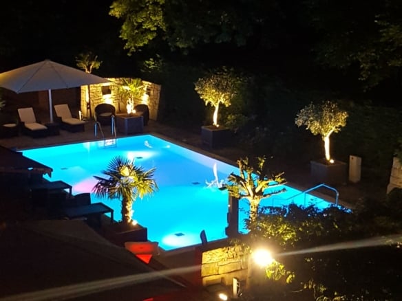Hochzeitsfeier mit mediterranem Flair und Außenpool