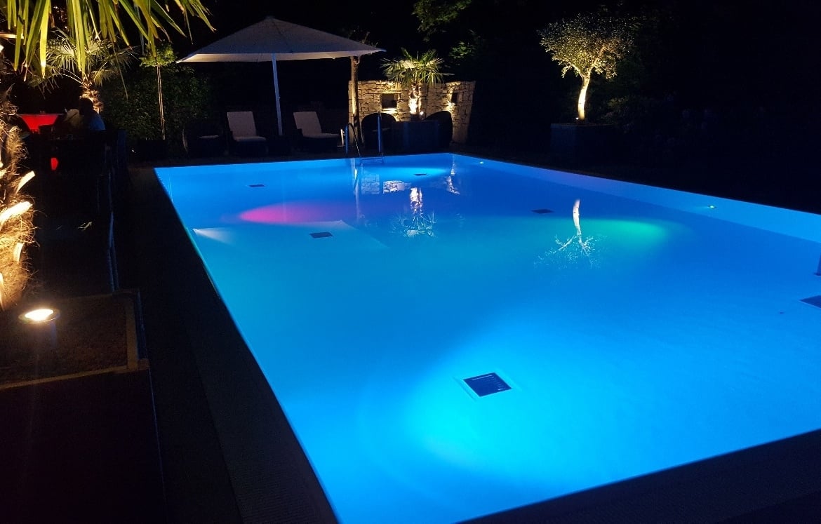 Hochzeitsfeier mit mediterranem Flair und Außenpool