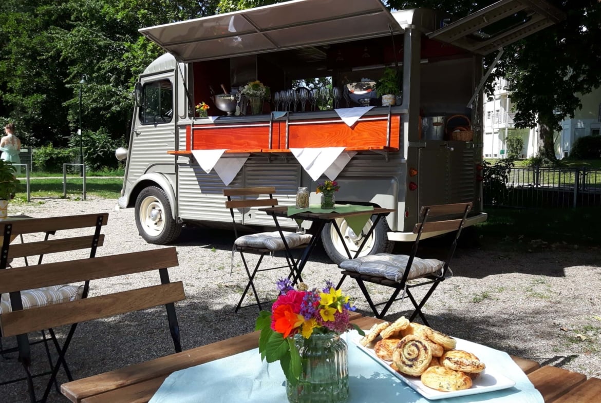 Sektempfang aus einem wunderschönen Oldtimerbus