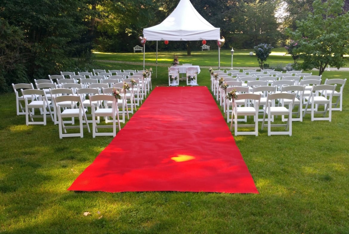 Traumhafte Hochzeit im Park auf Ihre Wünsche abgestimmt