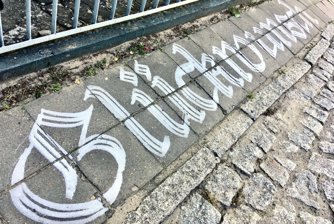Streetlettering – riesige Kreidekalligrafie auf der Straße