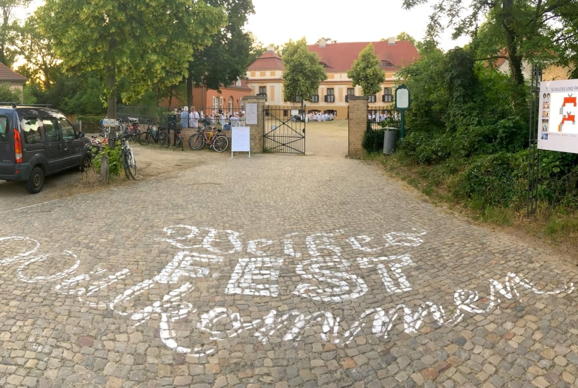 Streetlettering – riesige Kreidekalligrafie auf der Straße