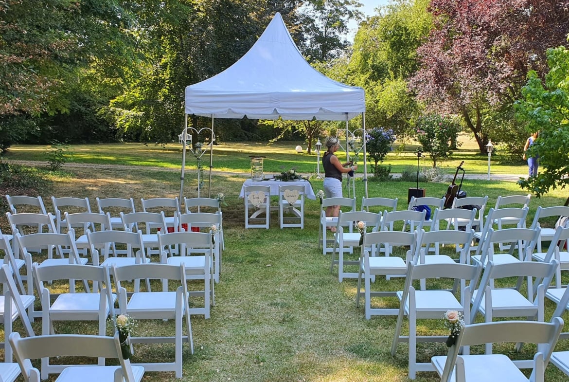 Traumhafte Hochzeit im Park auf Ihre Wünsche abgestimmt