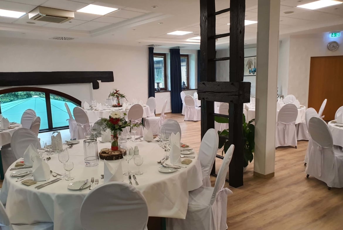Traumhafte Hochzeit im Park auf Ihre Wünsche abgestimmt