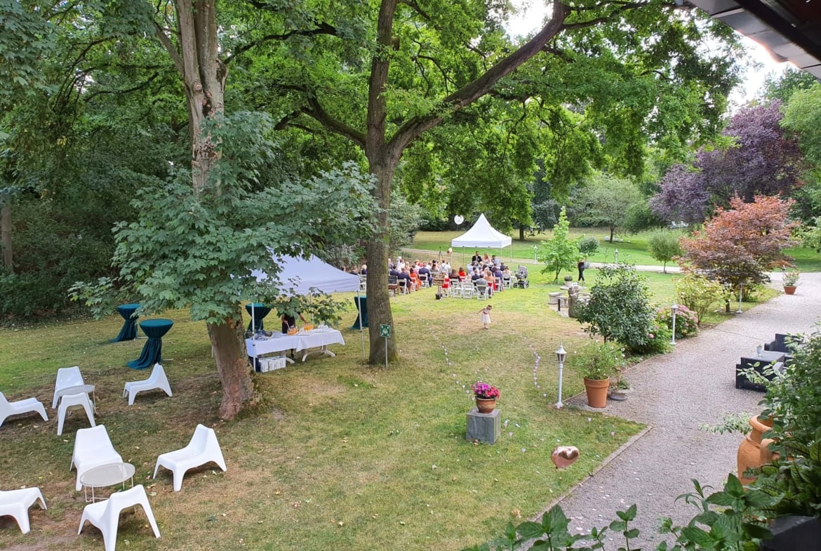 Traumhafte Hochzeit im Park auf Ihre Wünsche abgestimmt