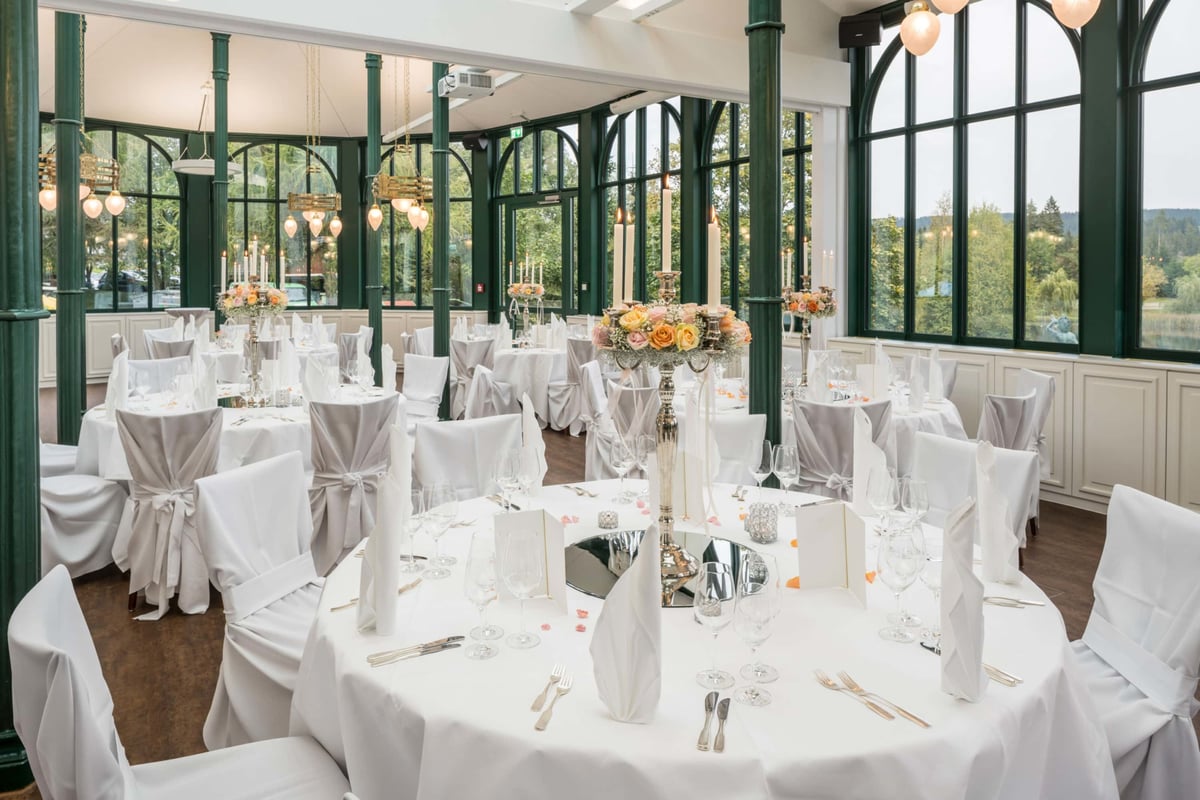 4-Parkhotel-Adler-Veranstaltungen-Hochzeit-Pavillon-Diva-Blick-in-Raum-von-vorne-nach-hinten