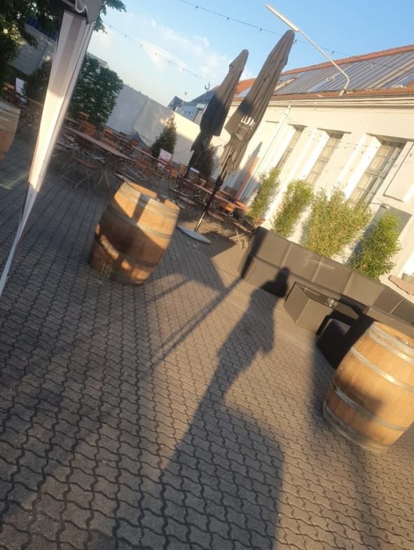 Hochzeit in moderner Eventlocation mit industriellem Charme