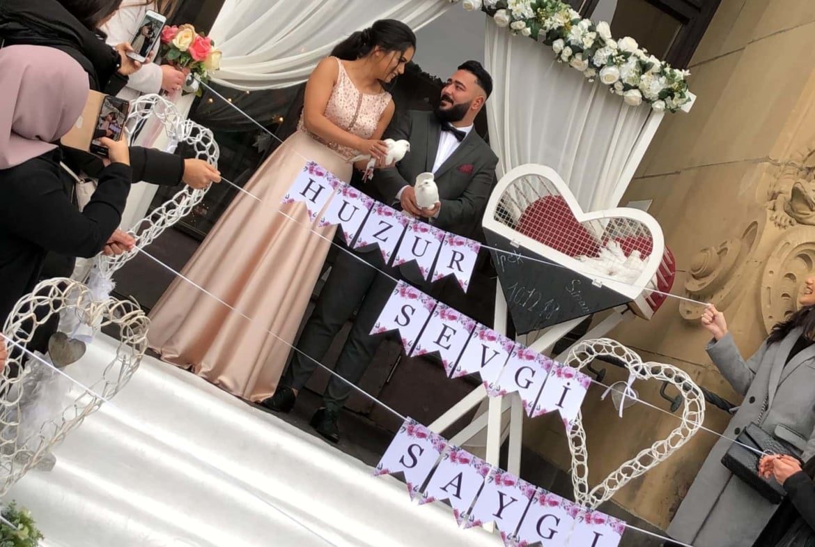 Hochzeitstauben und Saal Dekoration