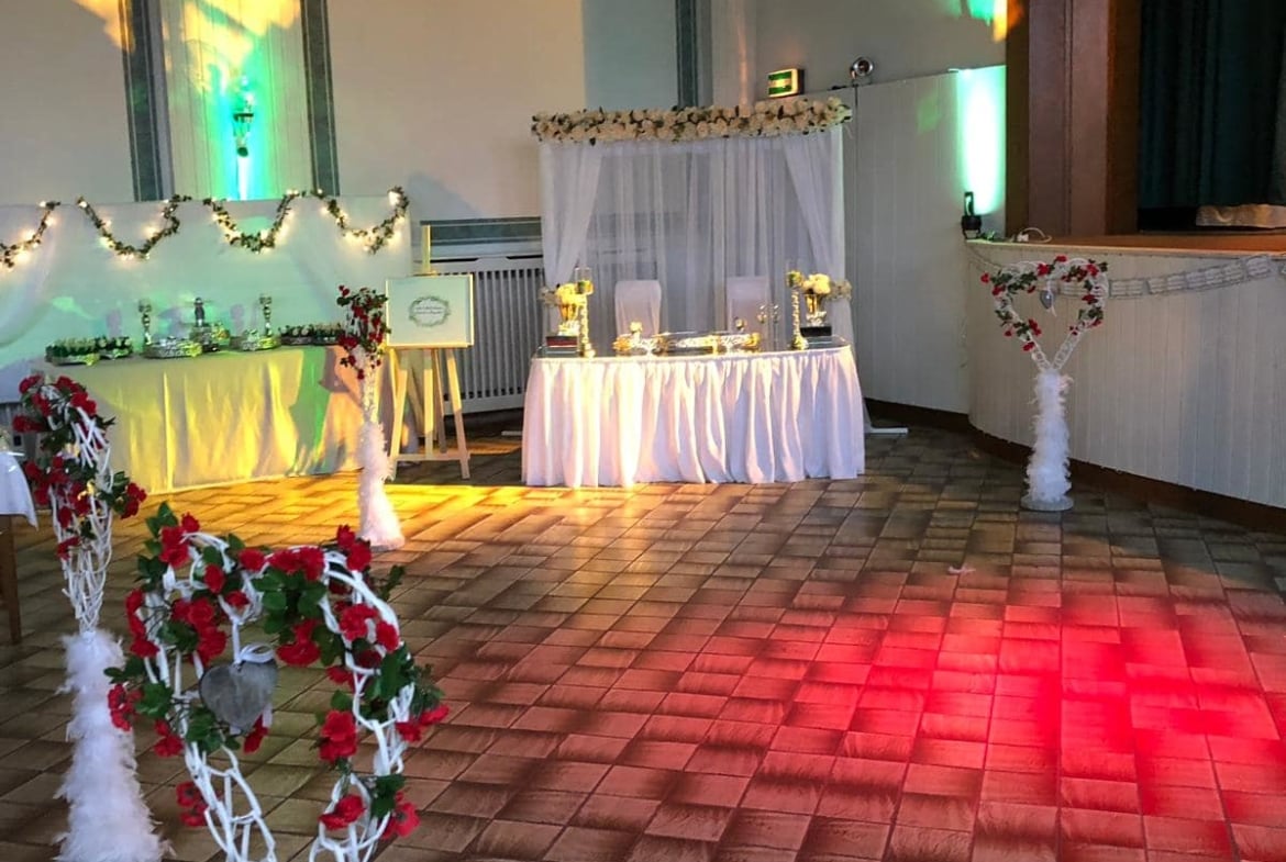 Hochzeitstauben und Saal Dekoration