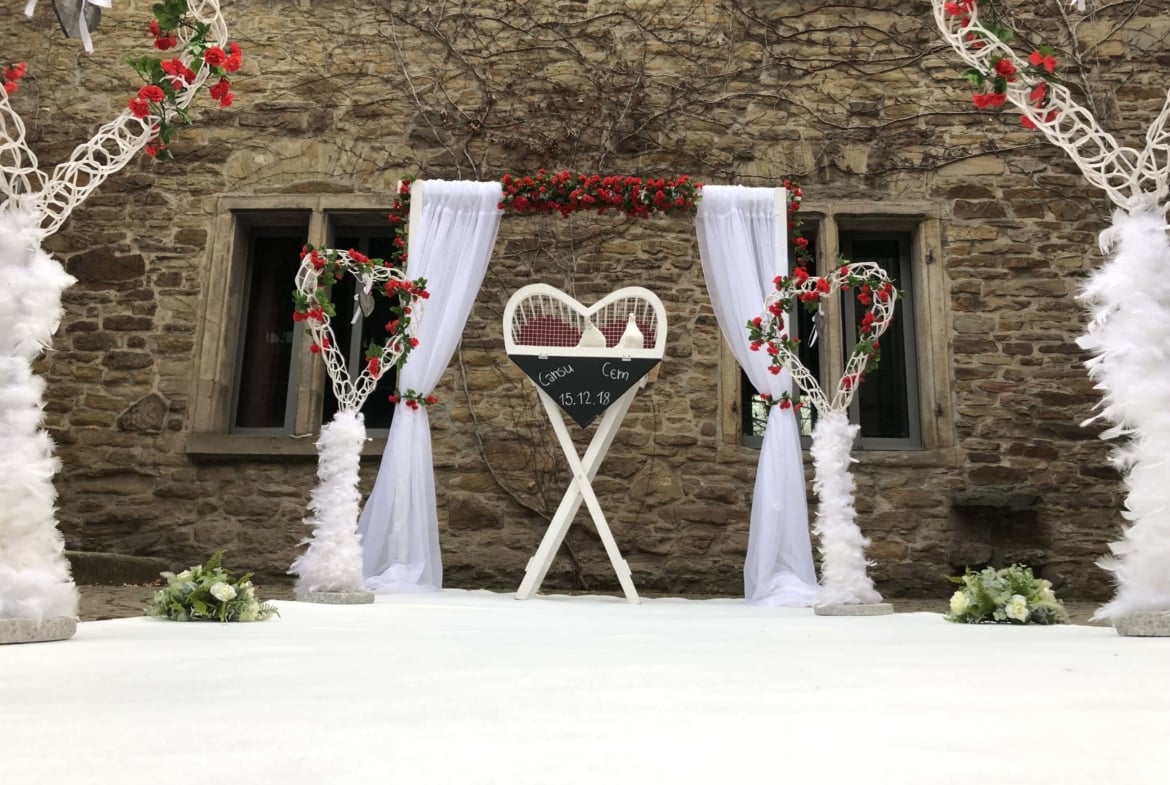 Hochzeitstauben und Saal Dekoration