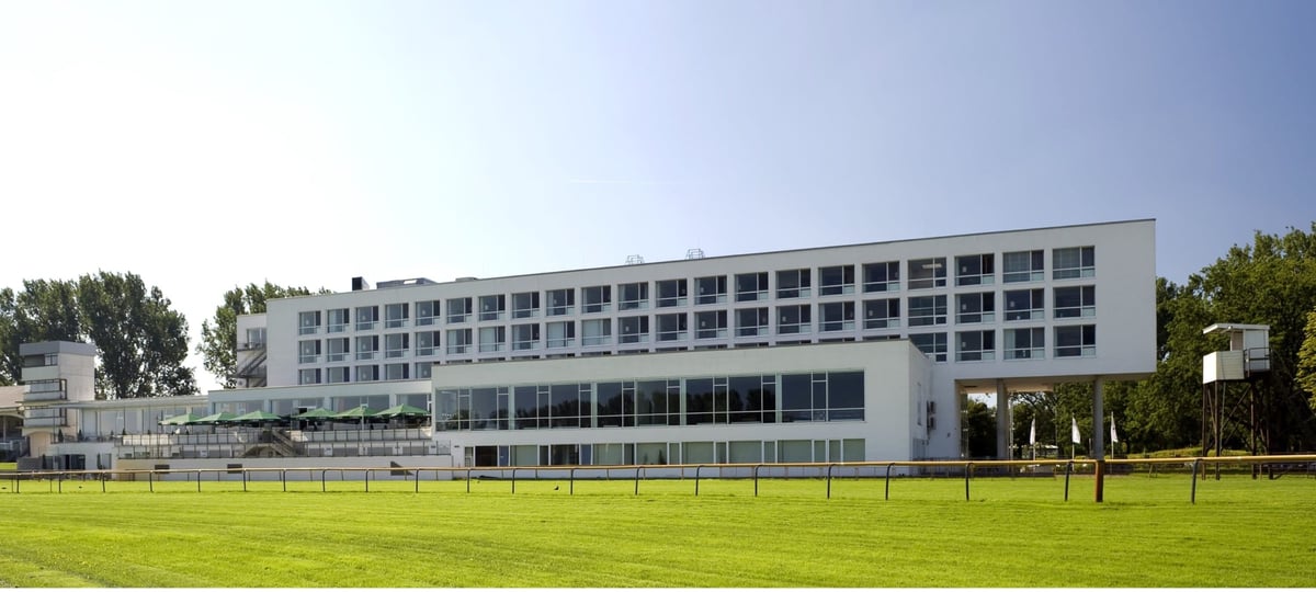 AHG-Aussenansicht-Rennbahn-ohne-Pferde