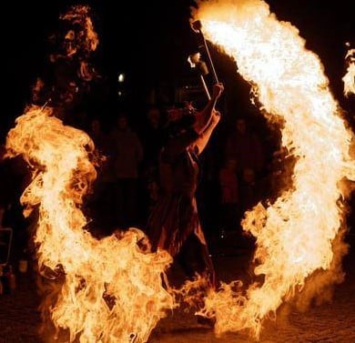 Feuershow, Kinderclown, Stelzenlauf, Hexe Ambrosia van Serpens