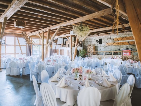 Heiraten in historischer Festscheune mit großem Sommergarten