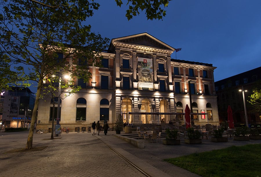 Aussenansicht-bei-Nacht-c-Uebersee-Museum-Bremen-Foto-Henry-Fried-