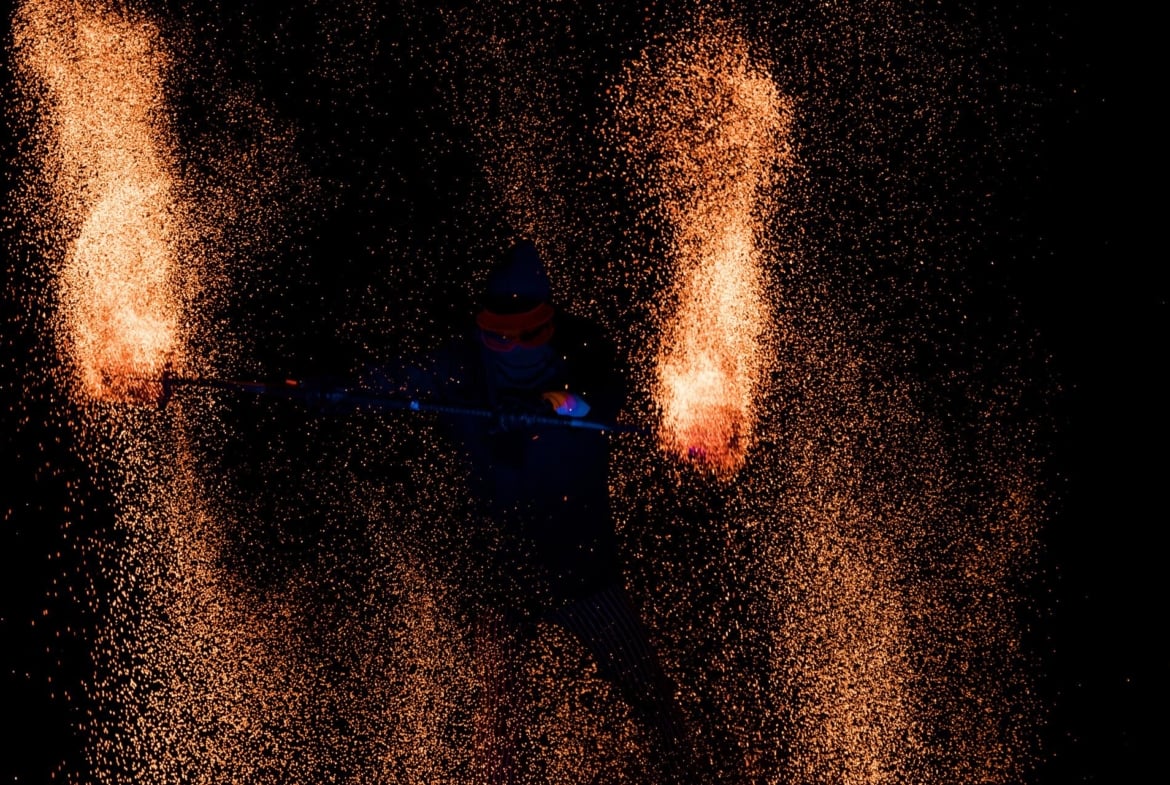 Moderne Licht-, Artistik- und Feuershows vom Profi Duo