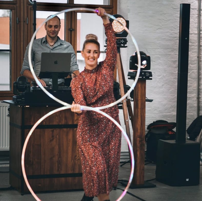 Eine unvergessliche Tanzshow mit LED Hula Hoop Reifen