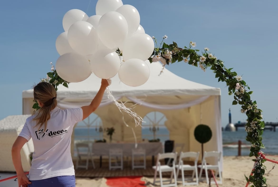 Strand Hochzeiten mit Traumdekorationen in Traumkulisse