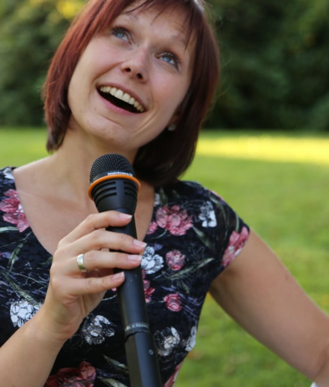 Freie Rednerin und Hochzeitssängerin Isabell Haase