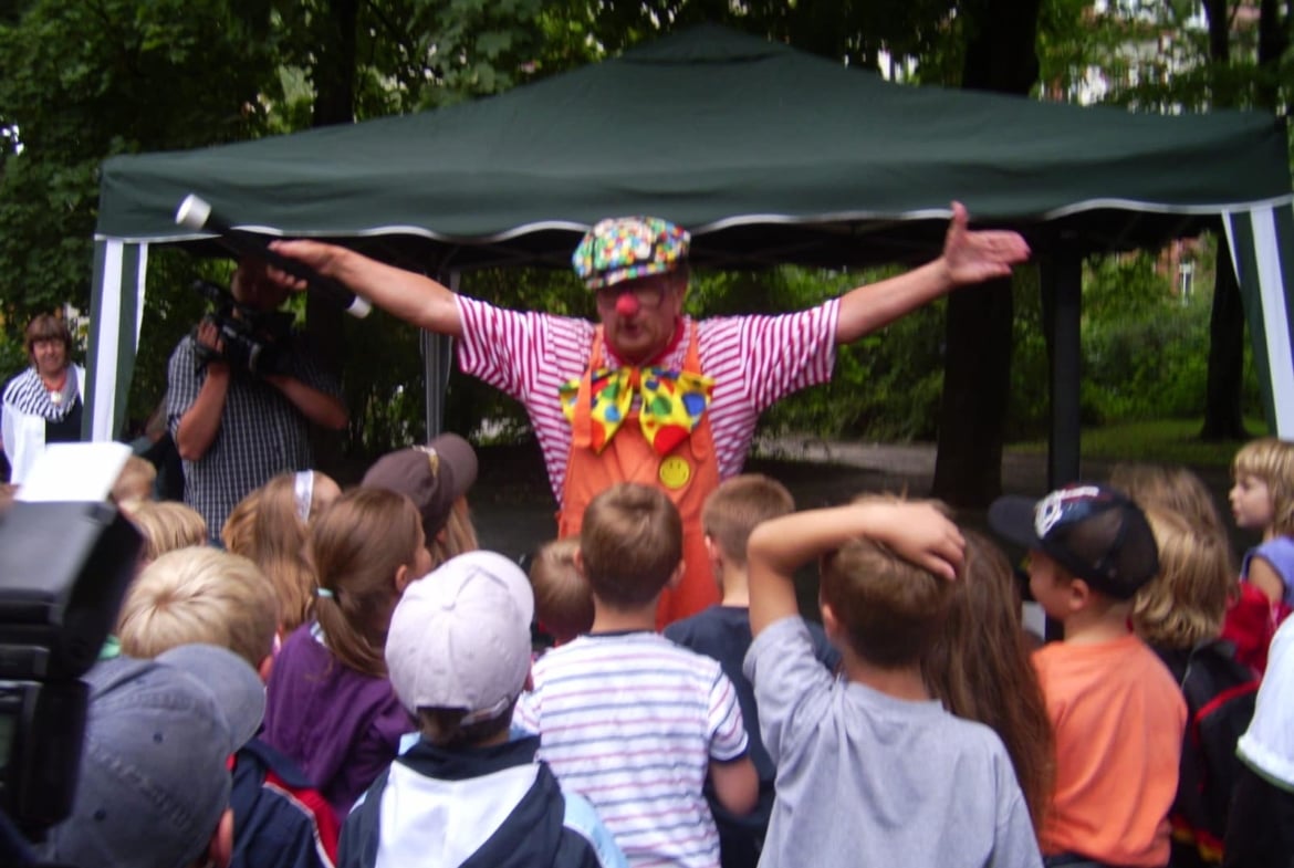 Kinderunterhaltung Ballonkunst Zauberei mit Clownjochen für Groß und Klein