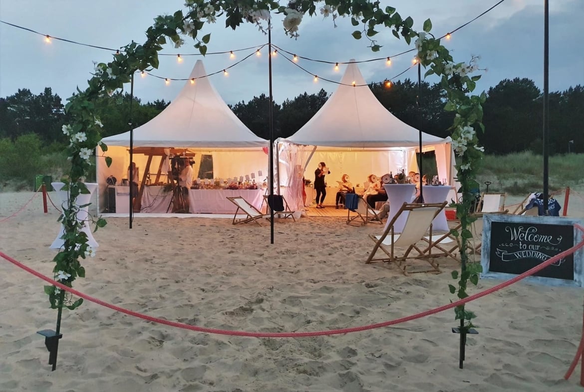 Strand Hochzeiten mit Traumdekorationen in Traumkulisse