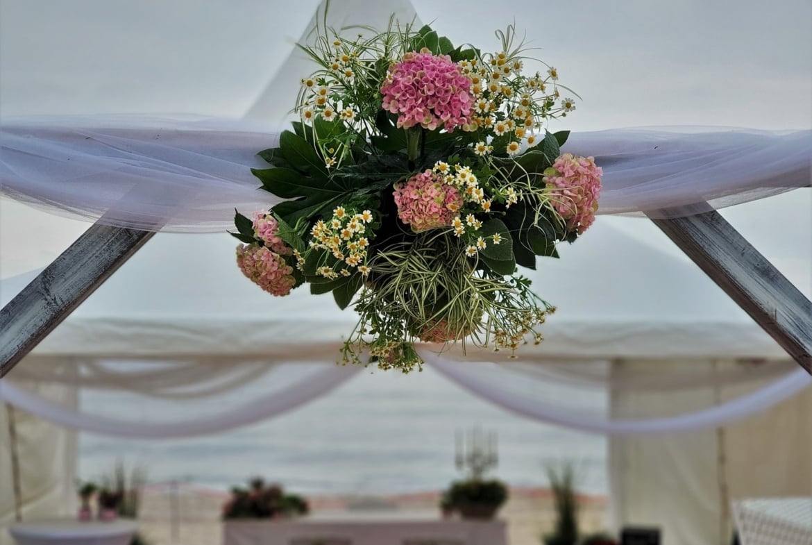 Strand Hochzeiten mit Traumdekorationen in Traumkulisse
