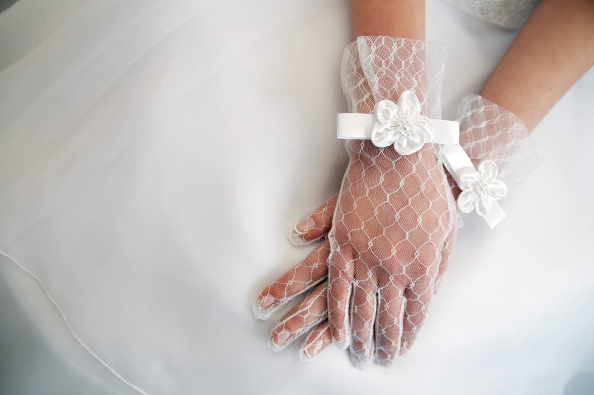 Braut mit Handschuhen