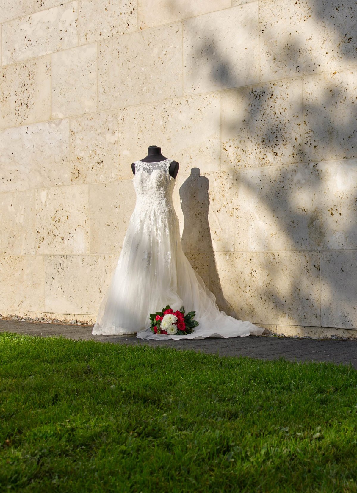 Brautkleid-mit-Strauss-11-Kopie