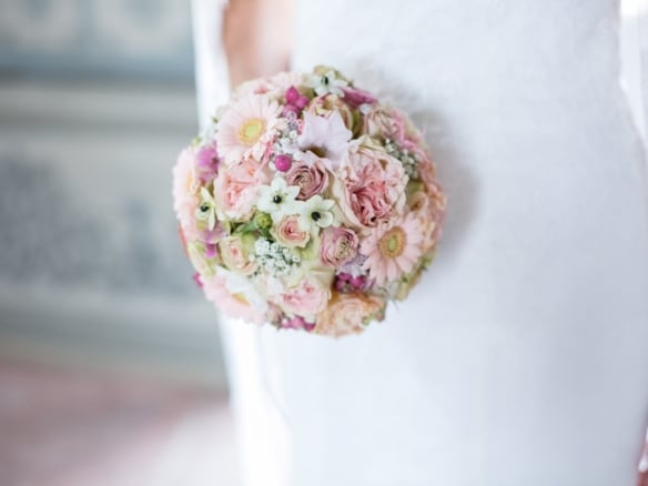 Natürliche Meisterfloristik für feierliche Hochzeiten