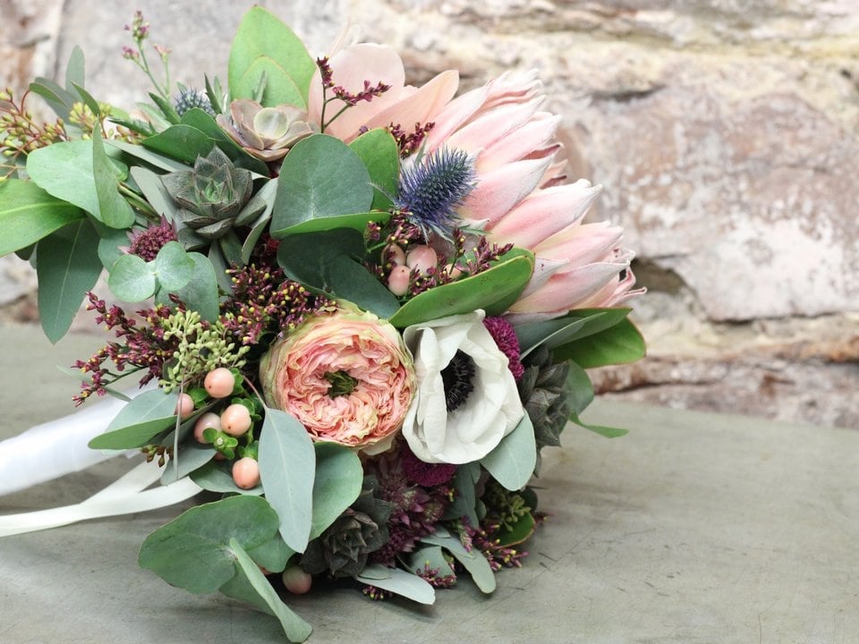 Natürliche Meisterfloristik für feierliche Hochzeiten