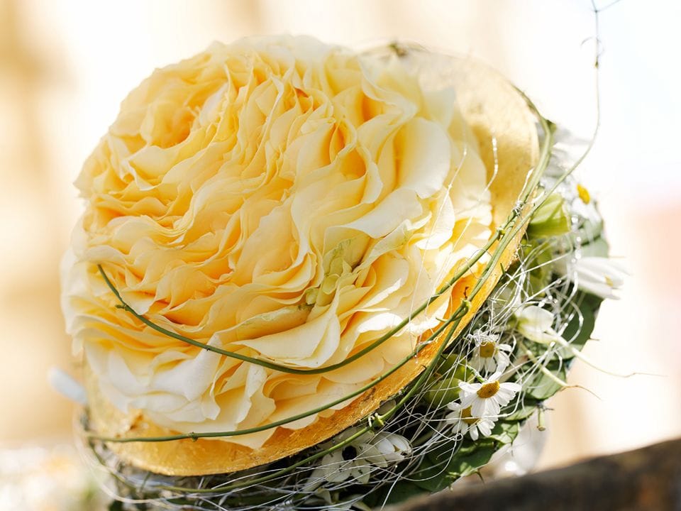 Natürliche Meisterfloristik für feierliche Hochzeiten