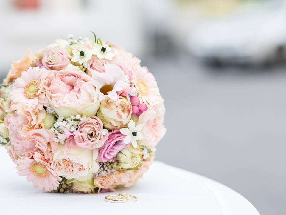 Natürliche Meisterfloristik für feierliche Hochzeiten