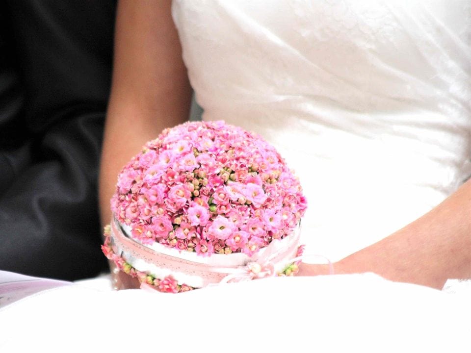 Natürliche Meisterfloristik für feierliche Hochzeiten