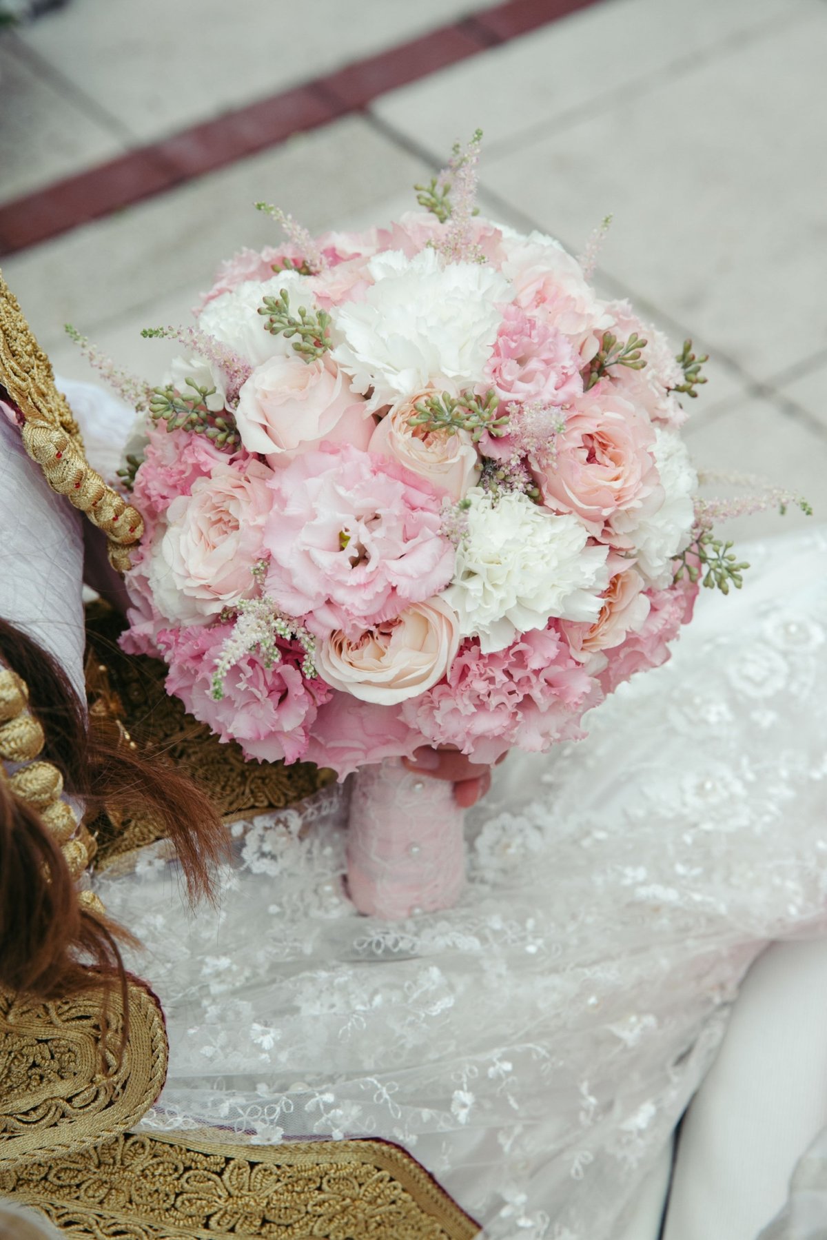 Brautstrauss-mit-Rosa-und-pinken-Blumen-und-Rosen