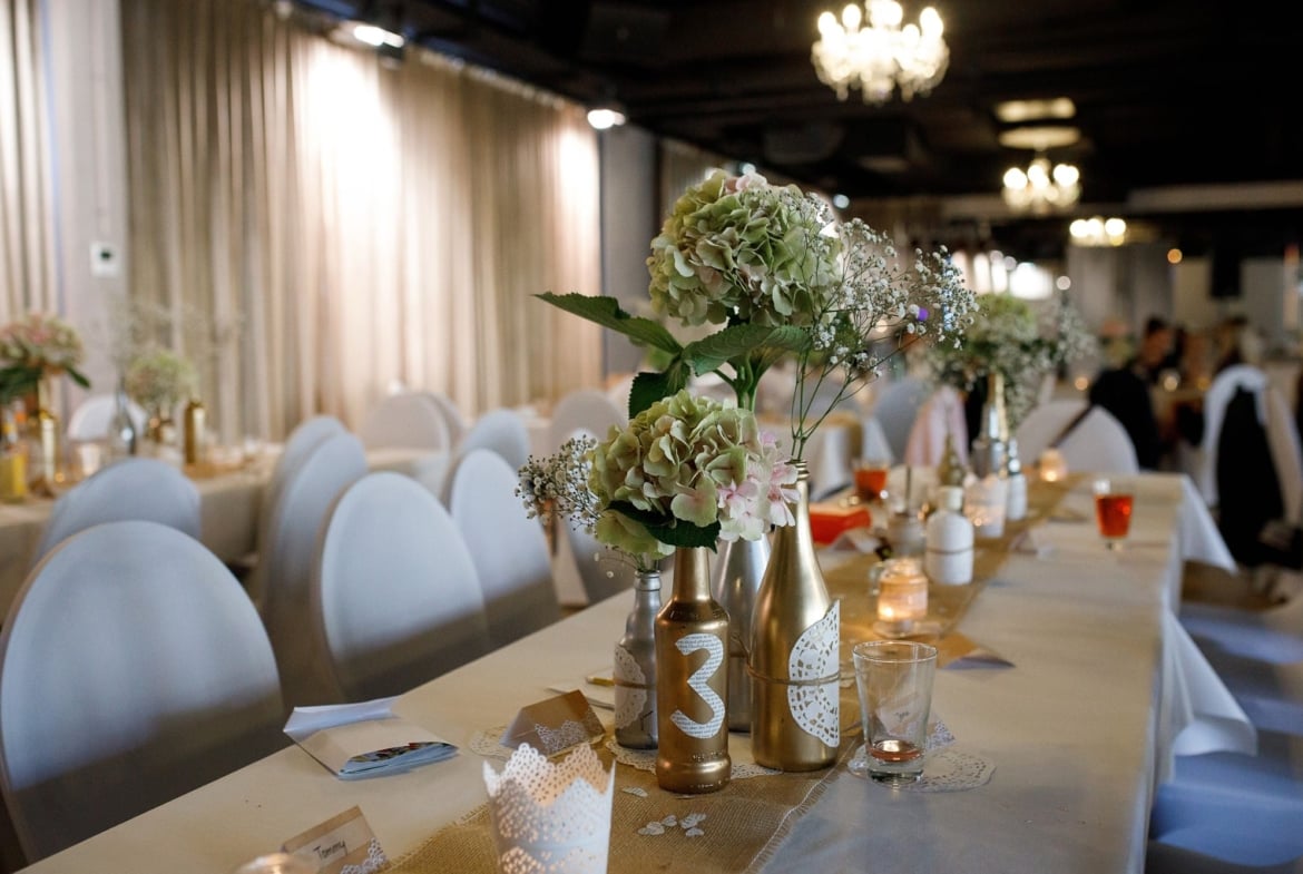Traum-Hochzeit in modernem Ballhaus-Stil.