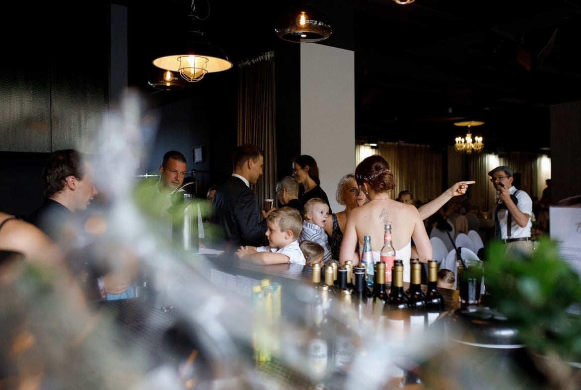Traum-Hochzeit in modernem Ballhaus-Stil.
