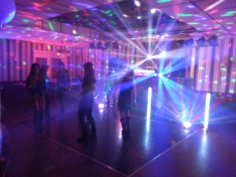 Hochzeits-DJ und mobile Disco mit kompletter Licht-, Laser- und Tontechnik