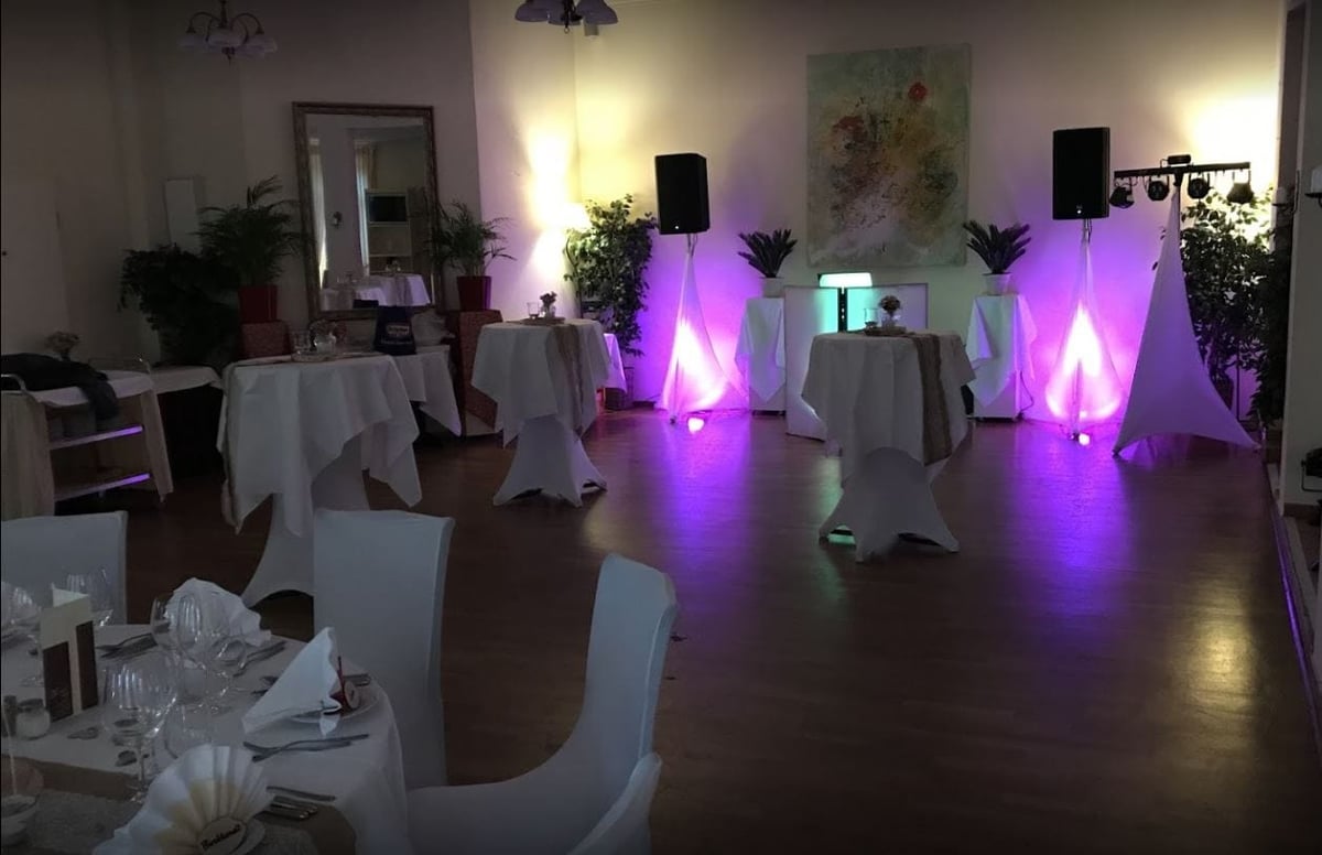 DJ-Maikel-mit-Hussen-weisse-Segeltuecher-mit-led-beleuchtung-min