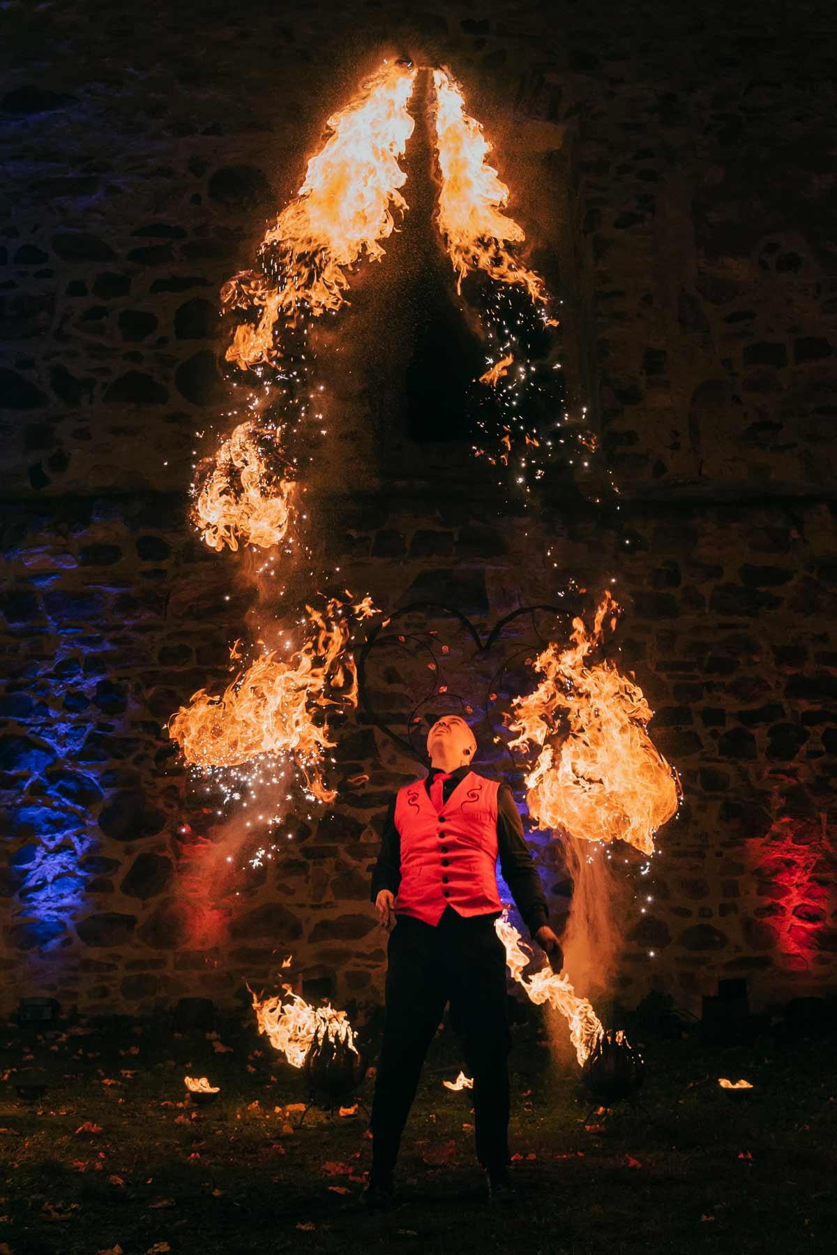Ein-Feuerstab-fliegt-hoch-in-die-Luft