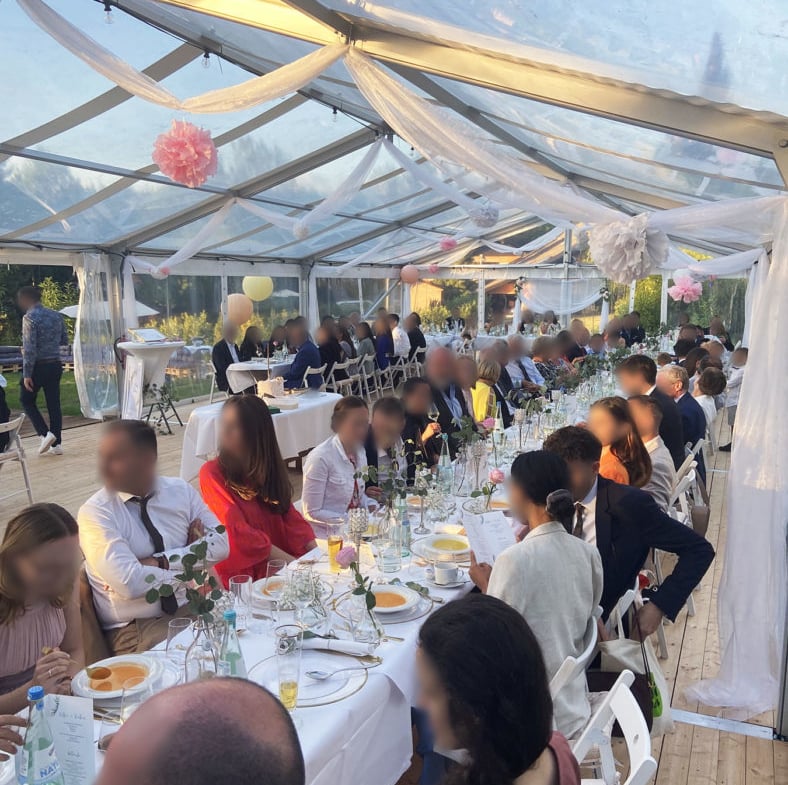 Hochzeit im transparenten Eventzelt